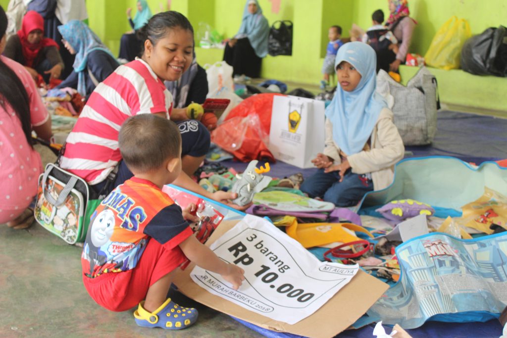 Bazar Murah Untuk Membantu Dhuafa Di Sekitar Sekolah