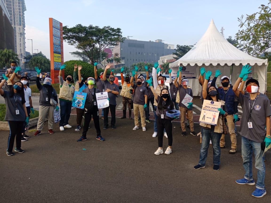 Relawan Gugus Tugas Sosialisasikan Protokol Kesehatan di Bintaro Jaya