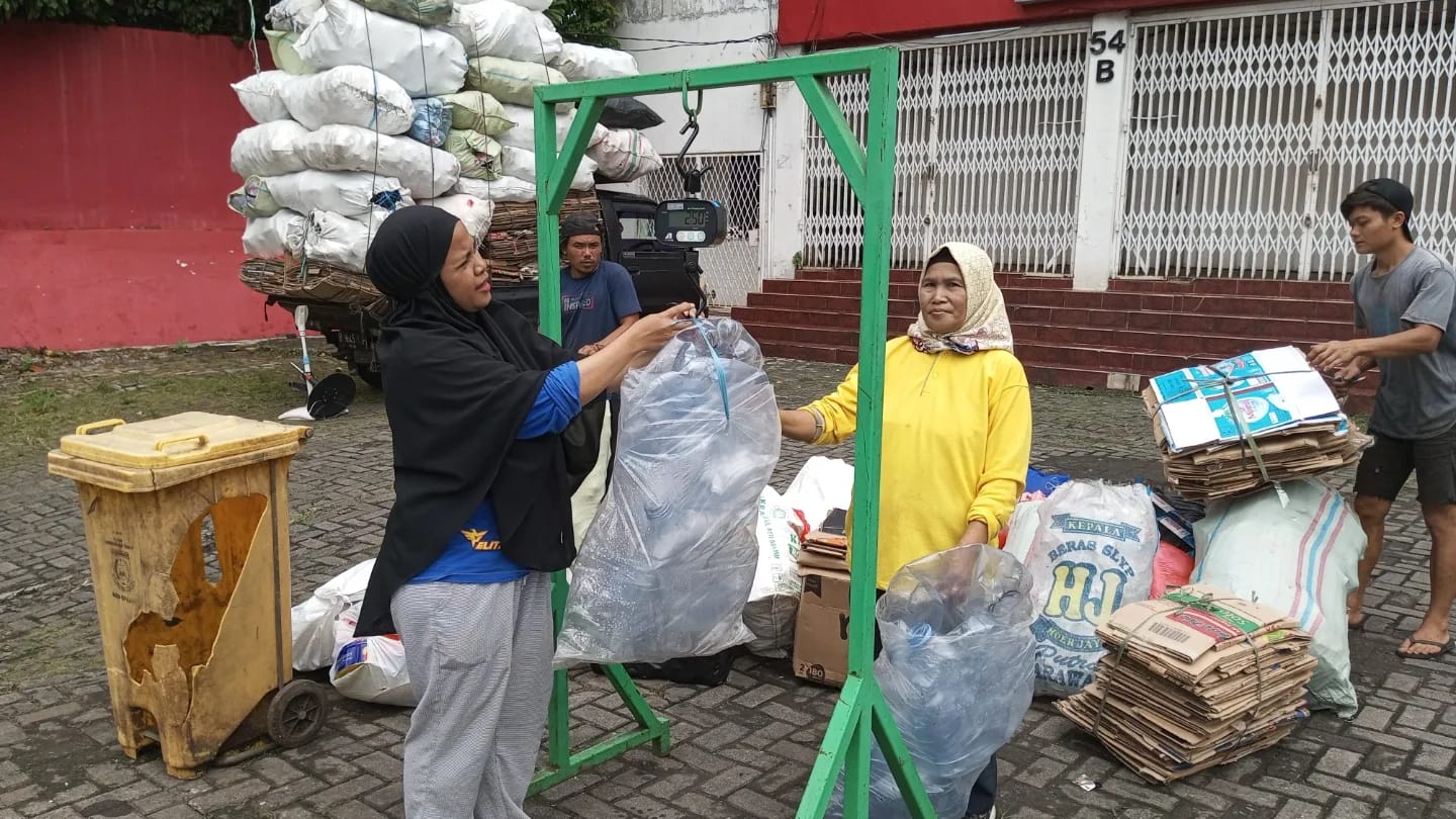 Penimbangan Bank Sampah Anggur, Rempoa.
