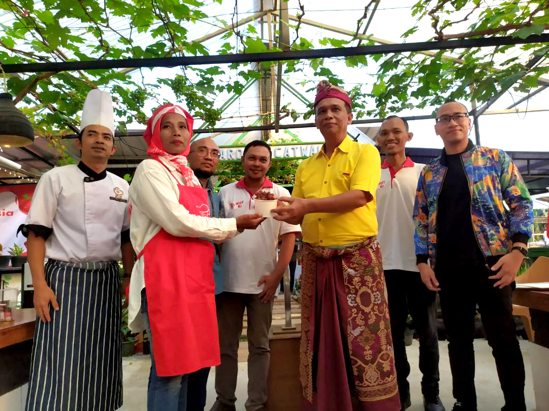 Lomba Kreatifitas Sop Buah Anggur dan Cincau Di Kebun Rel.
