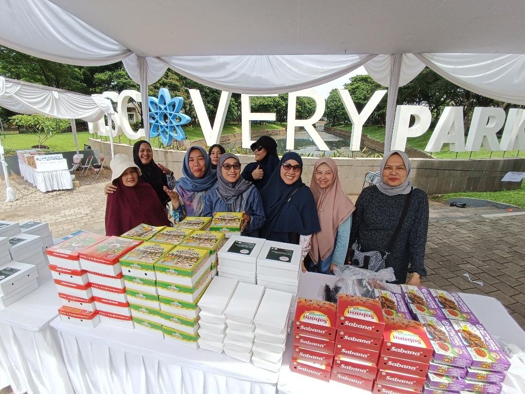Berbagi Sedekah Nasi Jumat Berkah di Masjid Agung Discovery Residences